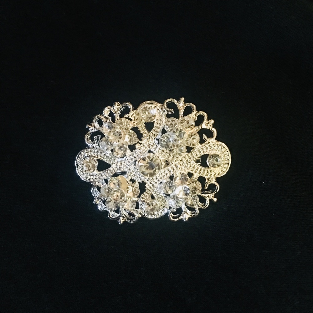 💥Host Pick💥 1” Silver Brooch w/White Rhinestones